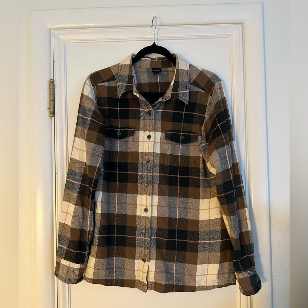 Women’s brown, pink and cream button down patagonia flannel - small